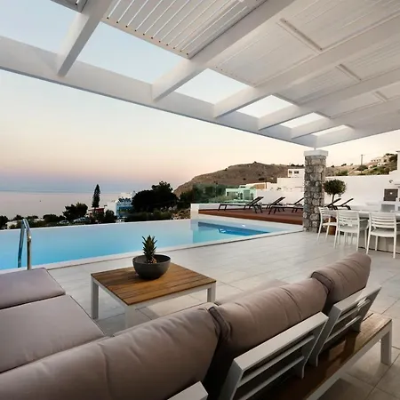 Crystal With Swimming Pool In לינדוס