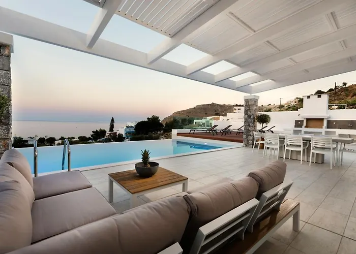 Crystal With Swimming Pool In לינדוס