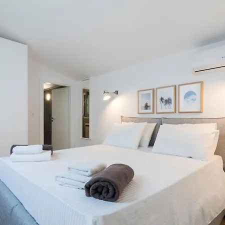 Villa Crystal With Swimming Pool In