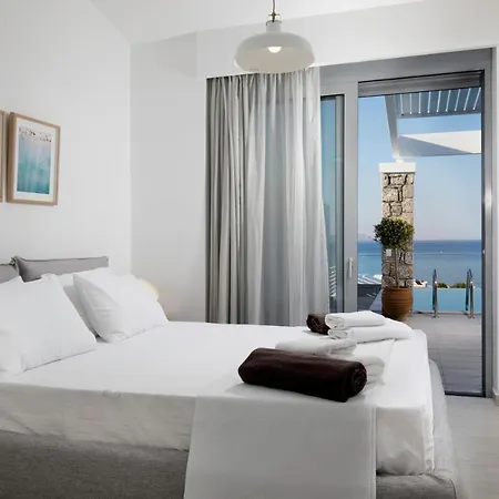 Crystal With Swimming Pool In וילה