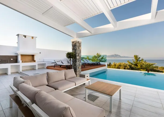 Crystal With Swimming Pool In Λίνδος