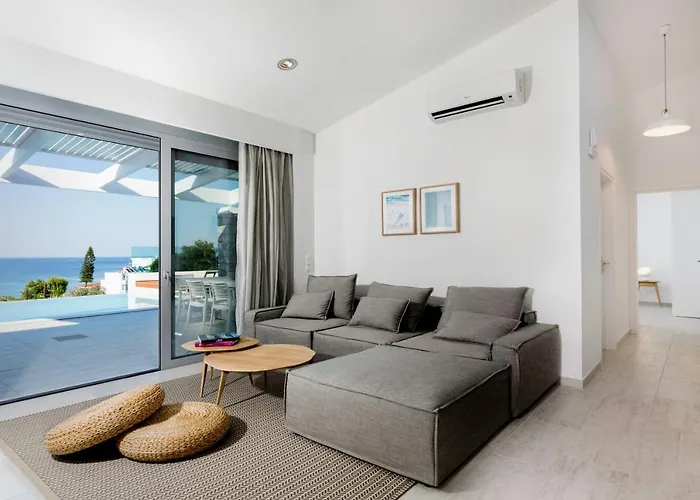 Crystal With Swimming Pool In Βίλα Λίνδος