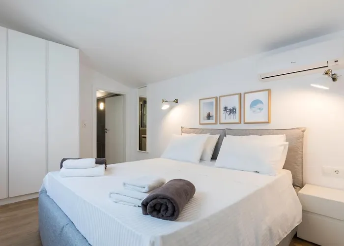 Villa Crystal With Swimming Pool In