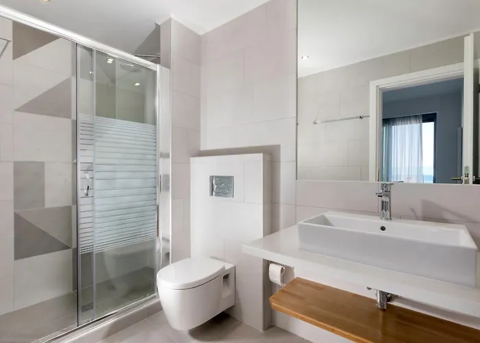 Crystal With Swimming Pool In Villa *